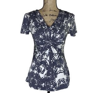 Daisy Fuentes Floral Shirt Womens Sz XS Gray Pinched Front Stretch Shirt Blouse